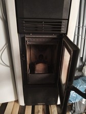 stufa a pellet usata. Colore